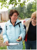 Zwei lachende Damen mit GPS-Gerät in der Hand.